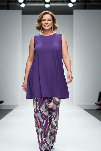 Modelo curvy pasarela – look púrpura tropical 100%